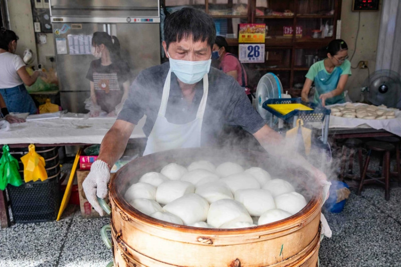 大排長龍只為肉包湯汁爆出！礁溪農會對面，限購的美味越難買越想吃。