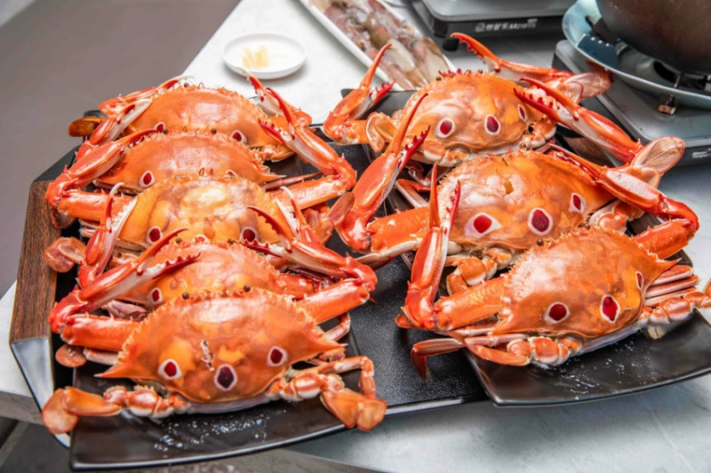 市場最低價萬里三點蟹一隻150元！花義思廚坊自家漁船直送，金山萬里必吃活海鮮。