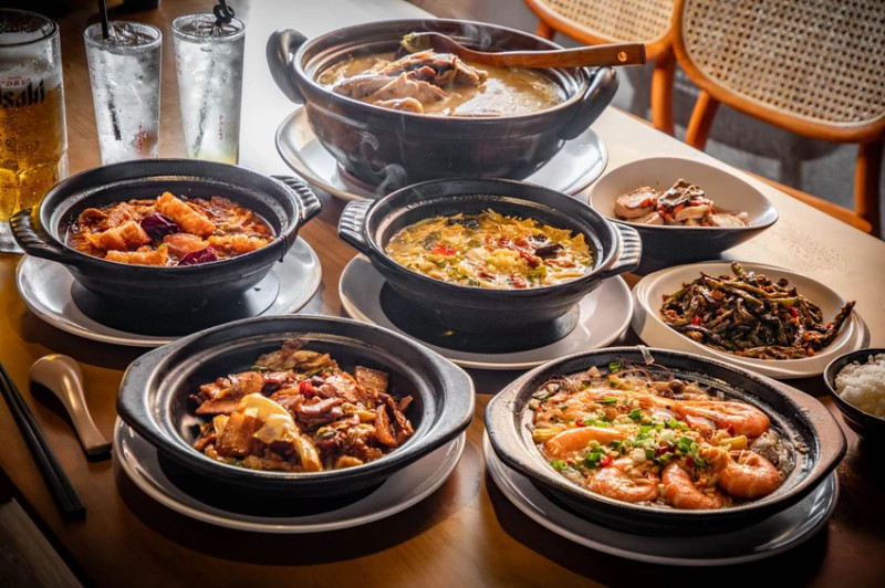 砂鍋菜讓人一吃成主顧！下飯回鍋肉香辣過癮，油潑豆花肥牛嫩口必點。