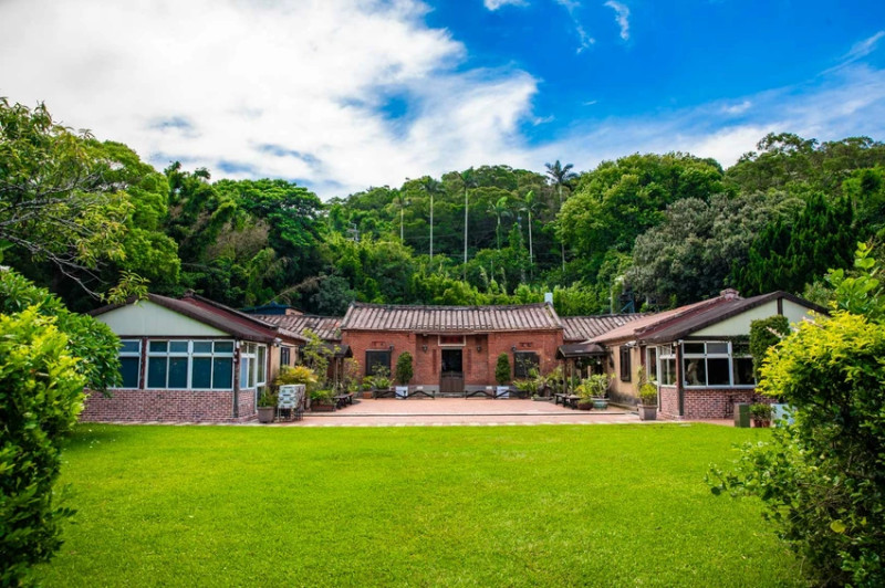 楊梅三合院景觀客家餐廳！八方悶鴨必點招牌大菜，吃客家菜也能穿越時空。