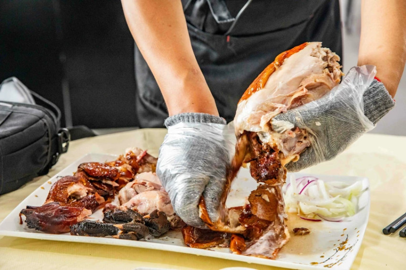 宜蘭交流道旁超人氣烤雞！大仁哥脆皮桶仔雞，外酥內嫩蔗香入味。