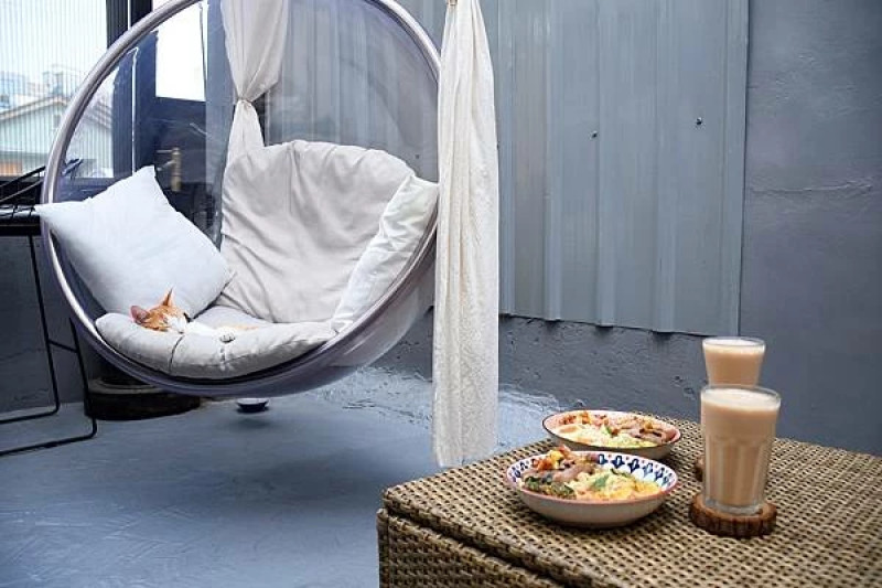 高雄新興區巷弄美食！逍遙園旁老屋改造魚&吉咖啡廳，清爽不膩口的特調拌麵。