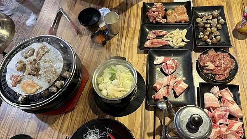 桃園平價燒肉吃到飽【99泰式燒烤火鍋】燒肉蛤蠣吃到飽只要389元/泰式奶茶冰淇淋無限享用/桃園後火車站旁/桃...