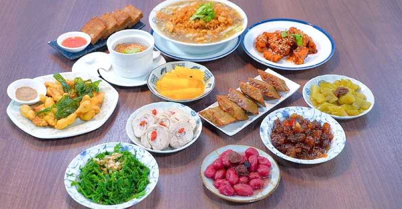 總鋪師手路菜平民化！羅東美食，槽餅卜肉干貝芋粿一次滿足。