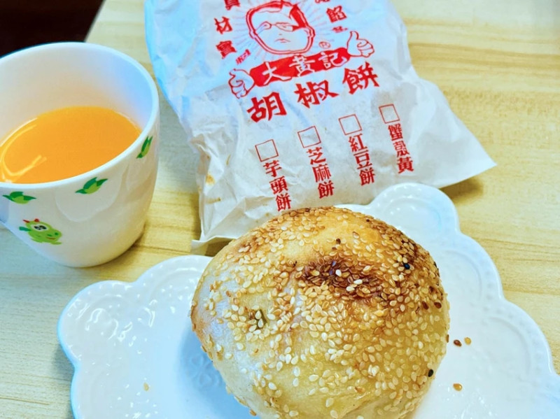 台北美食30年老店報到！大黃記胡椒餅，爆漿內餡蔥多肉餡超飽滿。