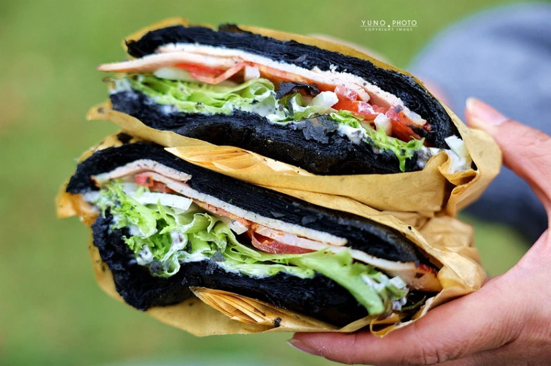勤美綠園道美食新選擇！台中自組輕食SOMI，黑可頌香氣一吃上癮。