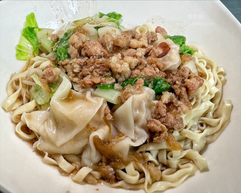 手打的餛飩內餡，好吃Q彈，麻醬麵也是這招牌之一