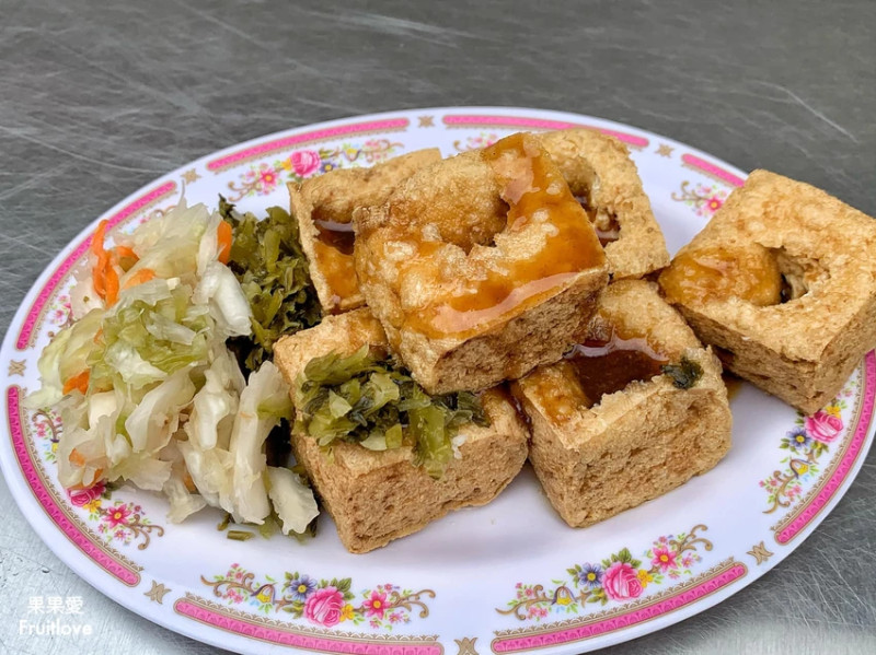 臭豆腐外酥內嫩，口齒留香，搭配酸菜別有一番風味