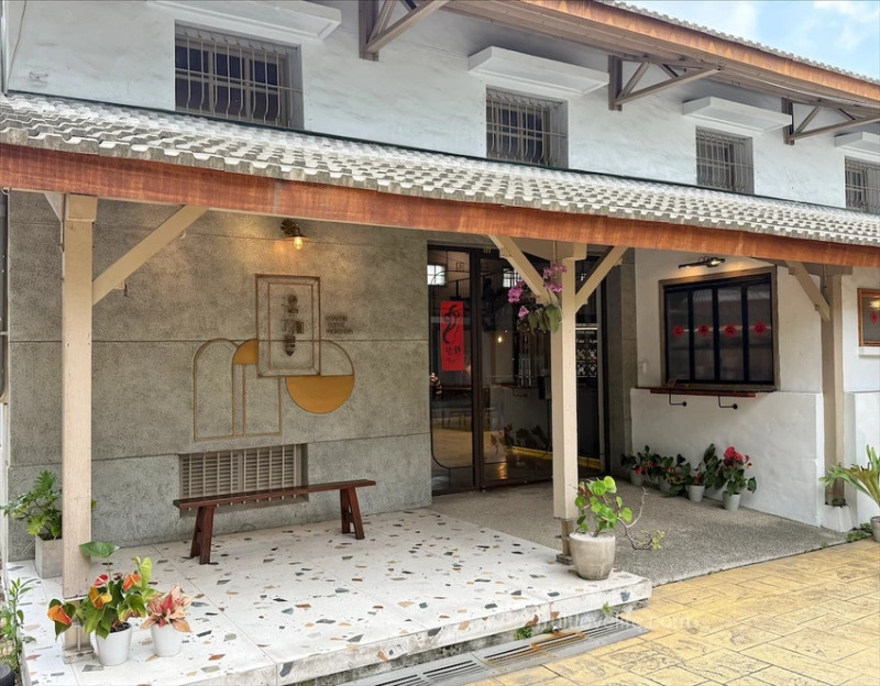 懷舊倉庫改建而成的工業風咖啡廳，不限時的喝杯咖啡，配上一塊甜點，享受下午悠閒時光