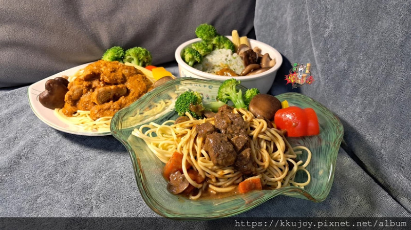 KKLife冷凍料理包開箱！印度咖哩雞、紅酒燉牛肉，料理小白也能2分鐘上菜。