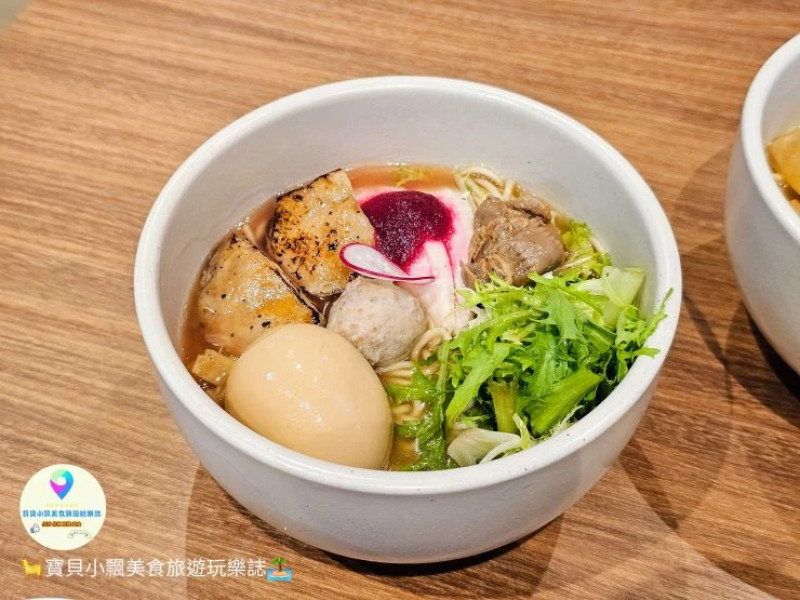 雞湯大叔旗下新品牌「雞湯桑」來了！慢火熬製雞白湯底，炙燒雞肉飯不油膩。