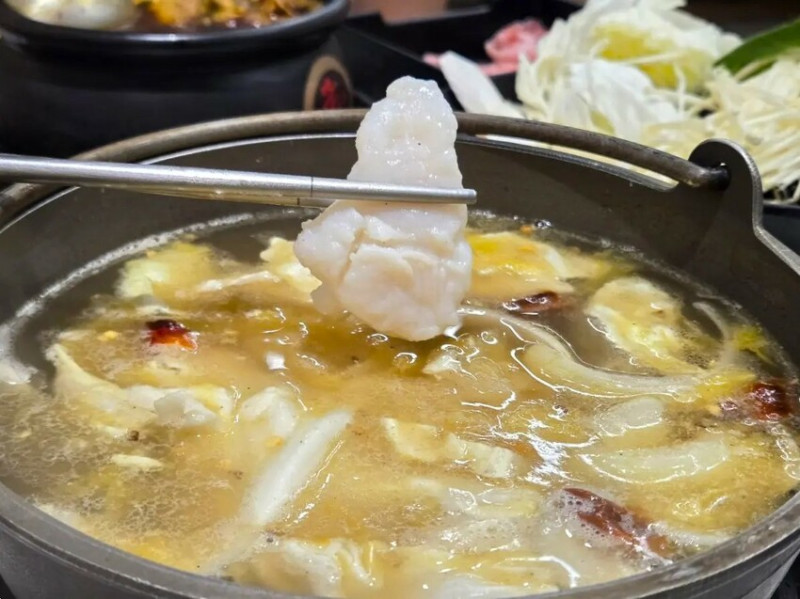 新北市新莊區老先覺麻辣窯燒鍋 新莊中原店｜新品酸白菜金湯登場！蔬菜自助吧吃到飽太爽！新莊火鍋推薦、新莊個人鍋推薦、新莊聚餐推薦