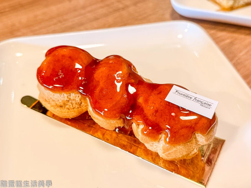 花蓮最強法式甜點店！邊境法式點心坊，焦糖鹽花閃電脆口超難忘。