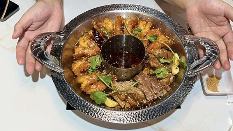 台北信義區新開創意美食【李蝦記爆蝦火鍋】全台首間乾蝦麻辣鍋/一鍋二吃雙重享受/跟臉盆一樣大的爆蝦鍋/招...