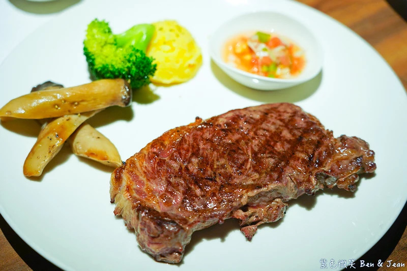 【亨利客原味炭烤牛排】直火炭烤高CP值首選，美旗林專業認證，信義區六張犁站美食推薦