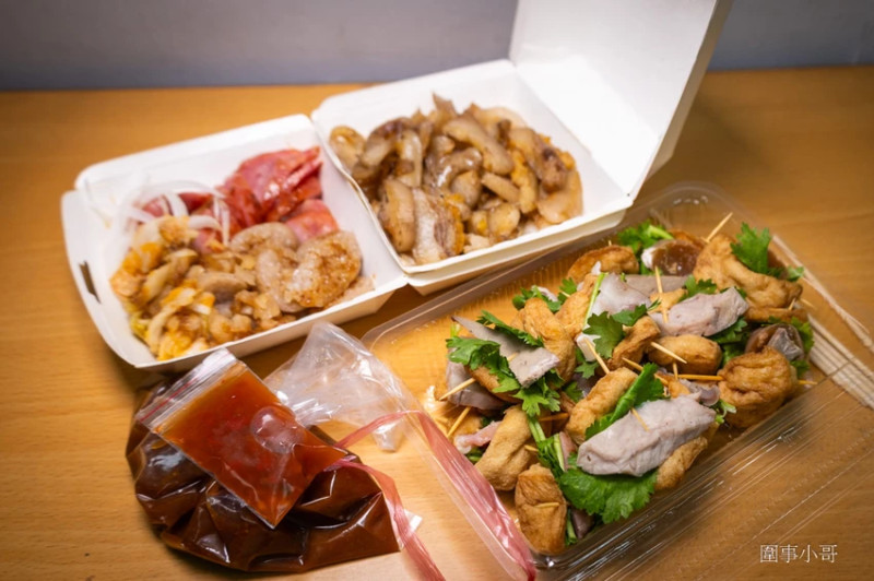 宜蘭傳統小吃推薦-復元行季節限定一串心！口味多樣搭配特製沾醬好吃到停不下來啦，美味的大腸包香腸加蘋果...