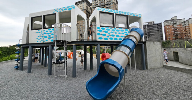 新北特色親子公園！淡水公23公園輕軌溜滑梯超吸睛，溜索探險小孩放電必玩。