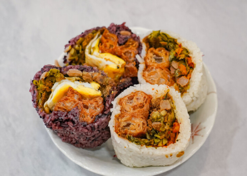 桃園早餐一條街必吃美食！南門飯糰紮實大份量，早起排隊也值得。