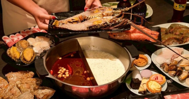 中壢火鍋吃到飽推薦！魔椒頂級鴛鴦鍋海鮮 A5和牛吃到飽，壽星再送龍蝦。