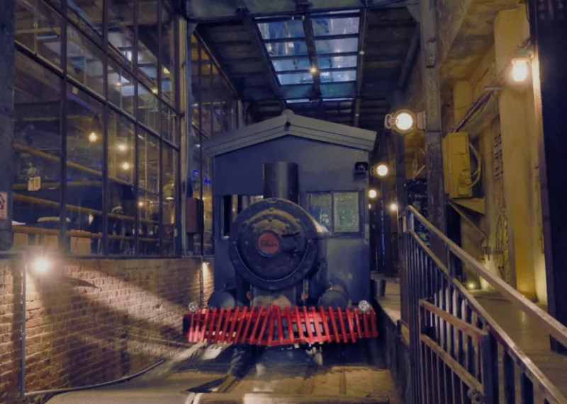 親子旅遊 情侶約會都適合！十鼓文創園區魔法工廠超美，飛天書廊道必拍。