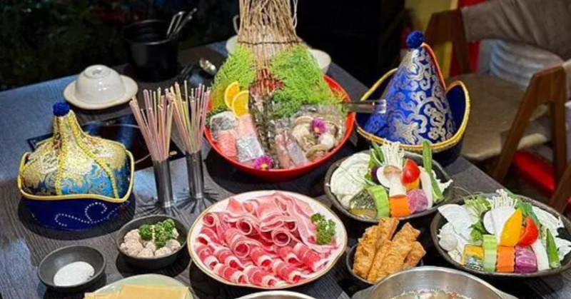 永康街草原風蒙古火鍋！雙人套餐超澎湃，還能體驗蒙古服飾。