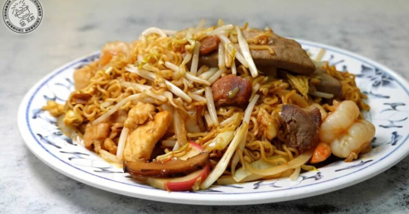 天母人激推燒臘！鳳城燒臘46年老店，必點超有料公仔麵、嫩Q雞腿飯。