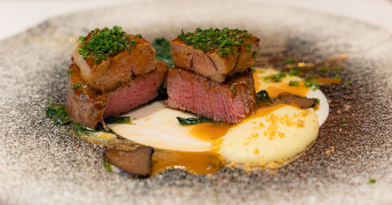 澳門頂級餐廳碧麗宮融合中西美味，精緻料理推薦。