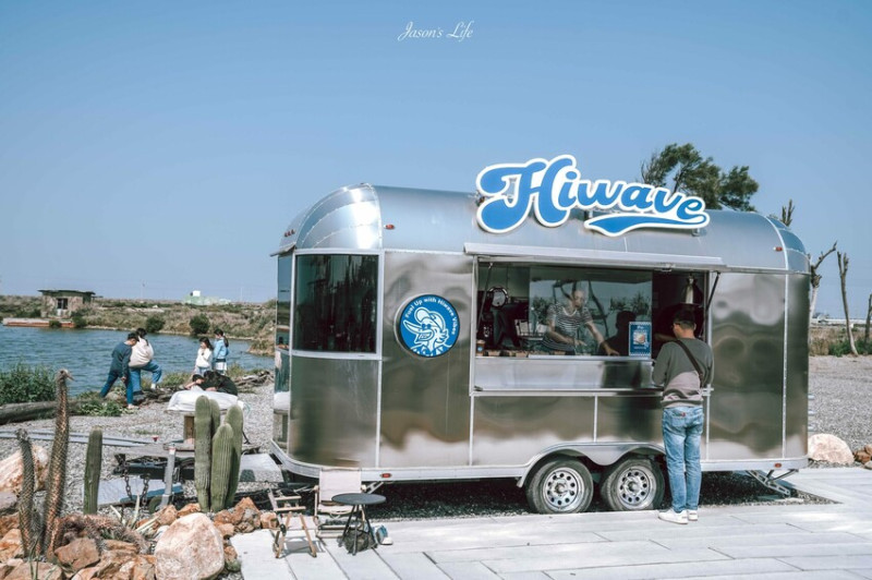 嘉義海邊咖啡廳推薦！Hiwave Coffee絕美海景配咖啡，復古露營車成亮點！