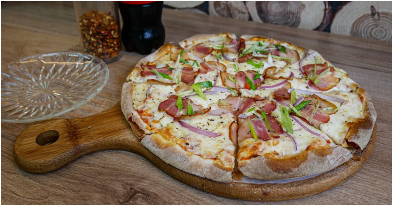 捷運劍潭站必吃薄脆披薩！愛披薩口感嘎嘣脆，九宮格披薩超滿足。