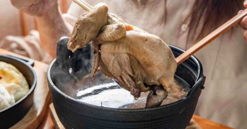 桃園藝文特區美食！金小蔥雞湯米粉30隻鹿野土雞熬煮，海鮮雞湯米粉超澎派。