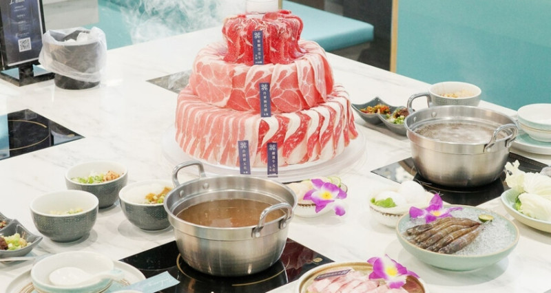 台中火鍋吃到飽！冭夯鍋物3D肉肉蛋糕超浮誇，超過30種蔬菜自助吧吃到飽。