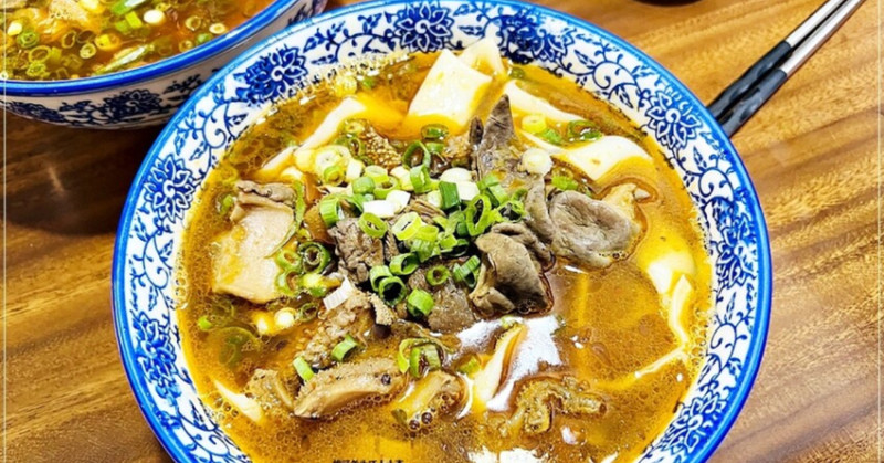 苗栗美食必吃牛肉麵！苗栗人激推大鼎夏荷牛肉麵，免費豆花吃到飽。