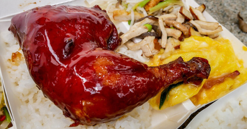 台北最強蜜汁雞腿飯！安東市場安東食園限量蜜汁雞腿，還沒中午就在排隊。
