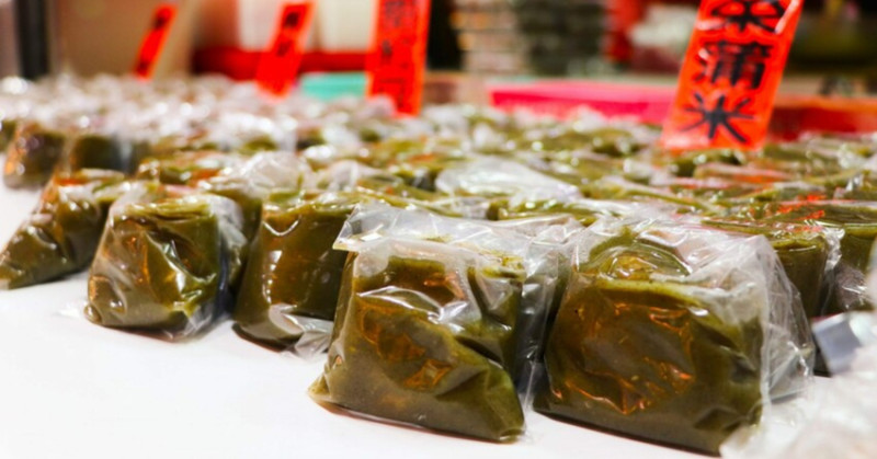 九份伴手禮必買清單！芋圓 草仔粿 金礦巧克力，老街美食輕鬆選購。