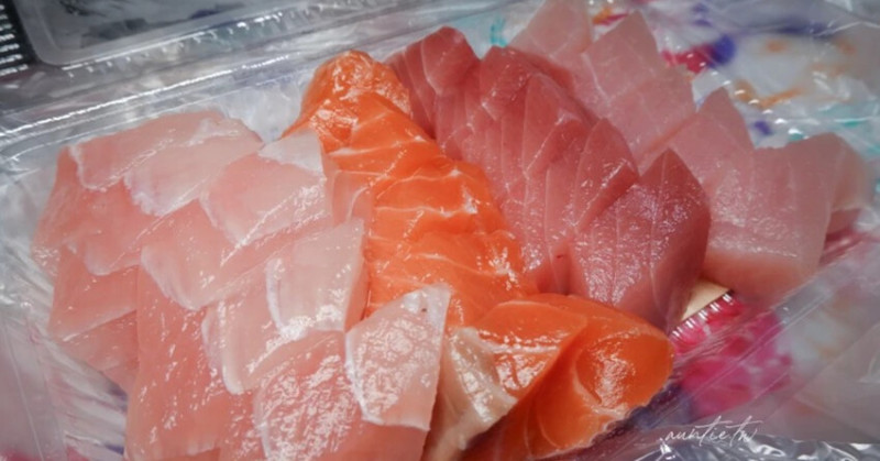 萬華宵夜生魚片！台北漁產零批場凌晨2點爆排，300元現切生魚片開箱。