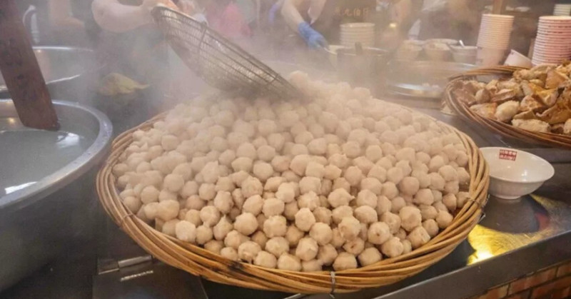 九份老街美食推薦！魚丸伯仔70年老店天天排隊，魚丸湯 乾冬粉全都35元。