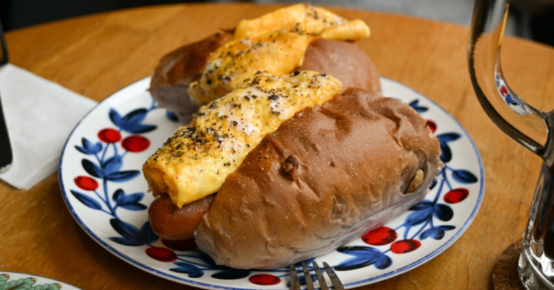 內湖秘境咖啡廳推薦！港墘站異國風早午餐 在山野對話，插座Wifi全有。