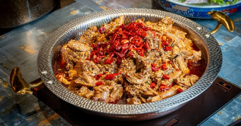 黃仁勳都愛老撈麻辣鍋！南京復興站人氣火鍋，香鍋鴨一鴨兩吃超滿足。