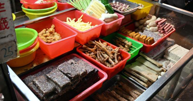 彰化鹹酥雞只吃這家！和美市場最強阿發鹹酥雞米血、甜不辣，排隊也要吃。