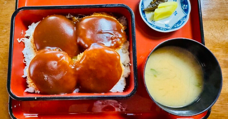 日本 岩手縣豬排丼飯！一關市小角食堂燴豬排丼飯，百年老店在地人推薦必吃。