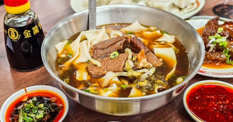 西門町牛肉麵老店！必比登推薦70年老山東牛肉麵，麵Q肉厚好過癮。