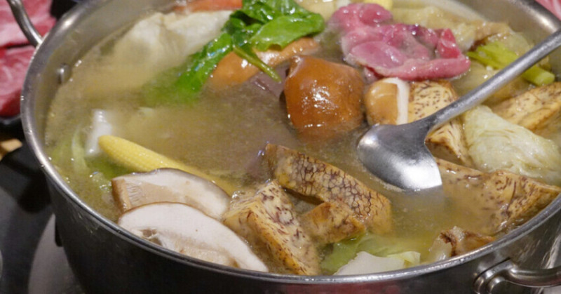 永和美食麒麟閣沙茶火鍋！50年頂溪站老字號火鍋，傳奇炸雞翅多汁酥脆。