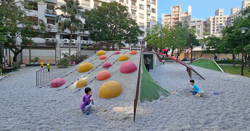 新竹親子景點推薦！和平公園斜坡溜滑梯、攀爬網挑戰孩子體能，4大特色攻略。