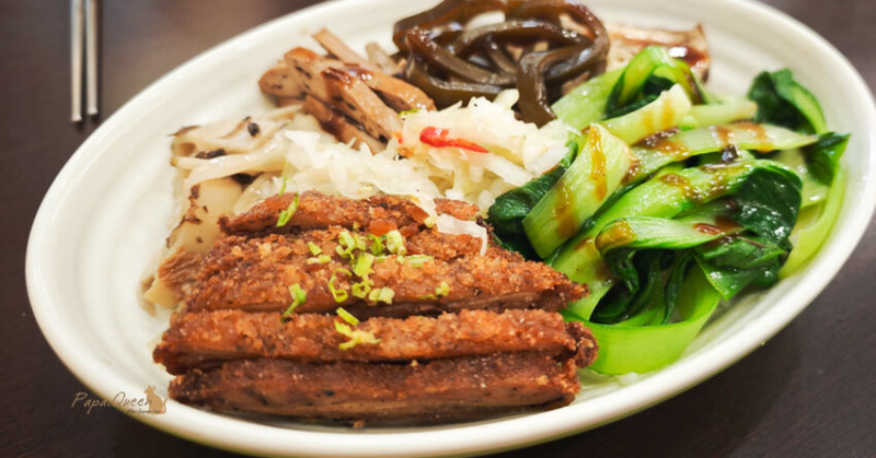 台中西屯傳奇素食便當！忠義素食50年老店，麻辣麵與泡菜炸豆腐老饕最推。