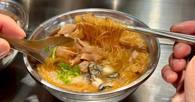 台中早餐建國市場必吃！李記小吃坊古早味麵線腿庫飯人氣高。