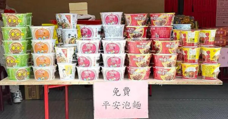 宜蘭新景點！頭城泡麵土地公免費吃泡麵，鄰近頭城濱海森林公園。