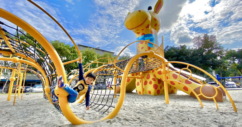 花蓮免費親子景點！長頸鹿親子公園6米高溜滑梯攀爬網，讓孩子玩到不想回家。