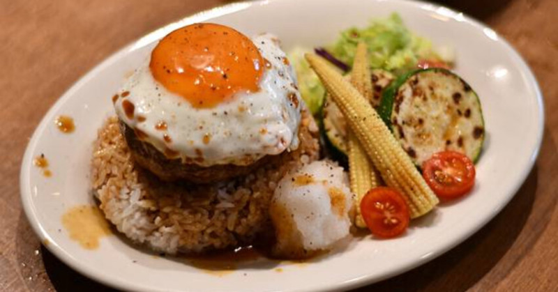 台南日式喫茶店推薦！燭日必吃漢堡排飯份量超乎想像，半熟蛋黃岩漿絕配。