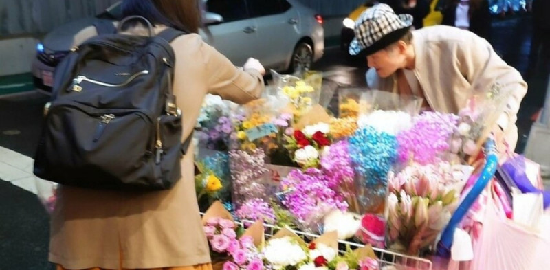 台北東區買花超便宜，90元就有美花束。