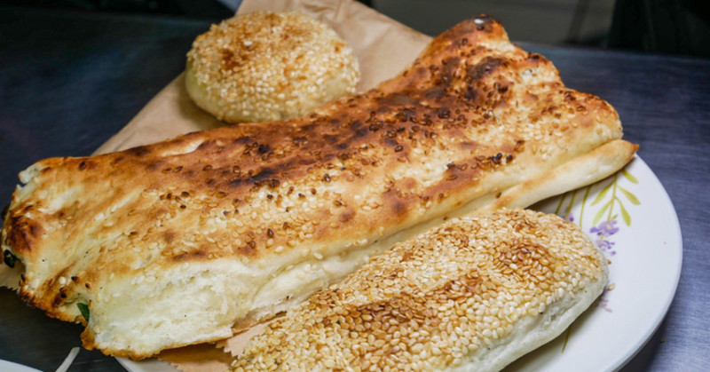 基隆美食必吃阿國碳烤燒餅！在地人激推三角餅 芝麻餅，銅板價超人氣。